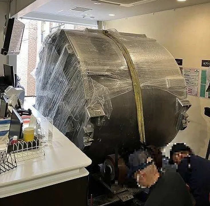 傾けたマグネットを院内で搬出する様子