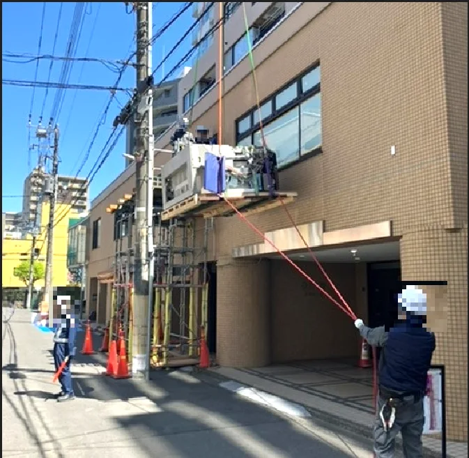 窓から CT を外部へ搬出する様子