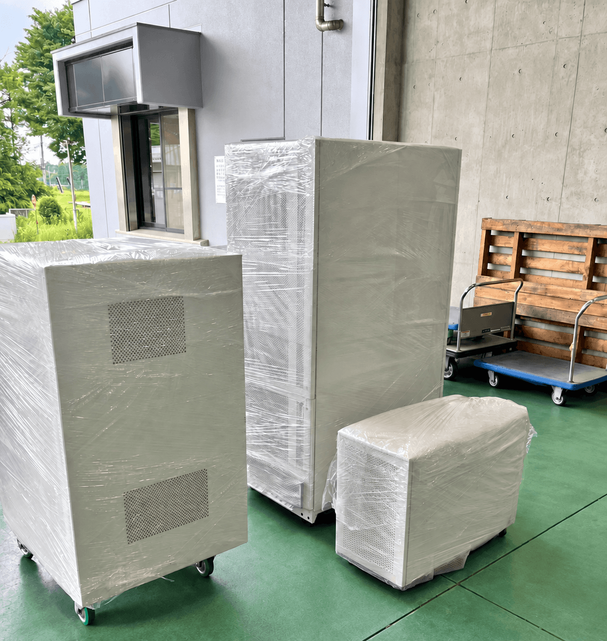 保護包装した周辺機器を荷受けしている様子