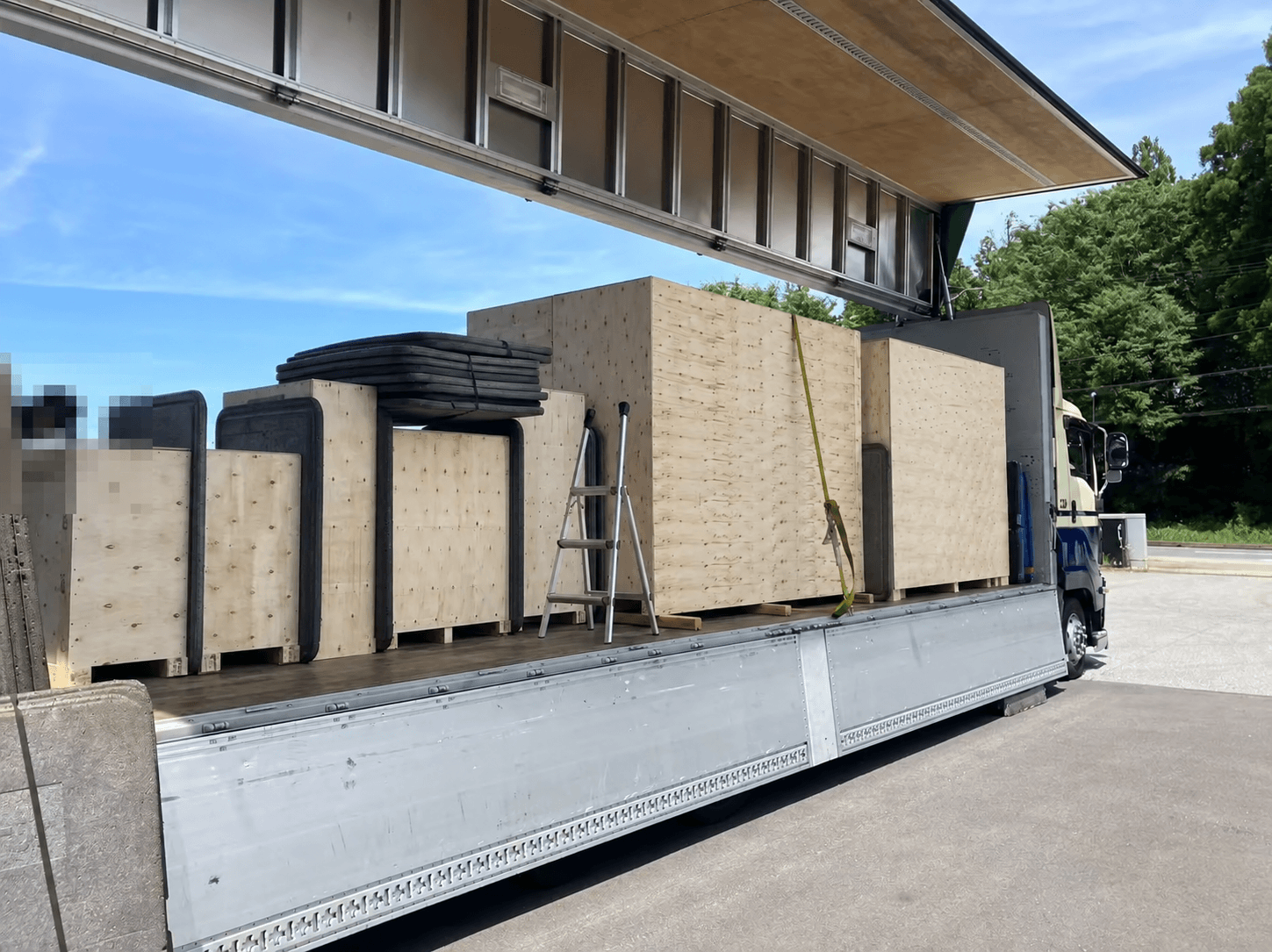 ウイング車に木枠梱包を積載した出荷の様子